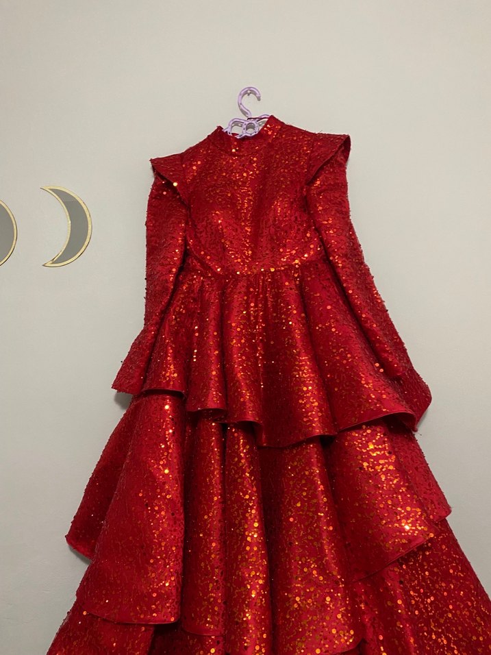 Uzun Parlak Kırmızı Fırfırlı Abiye Kınalık - Görsel 3