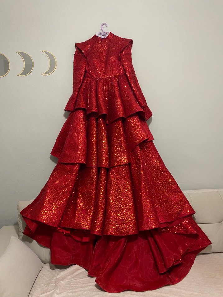 Uzun Parlak Kırmızı Fırfırlı Abiye Kınalık - Görsel 2