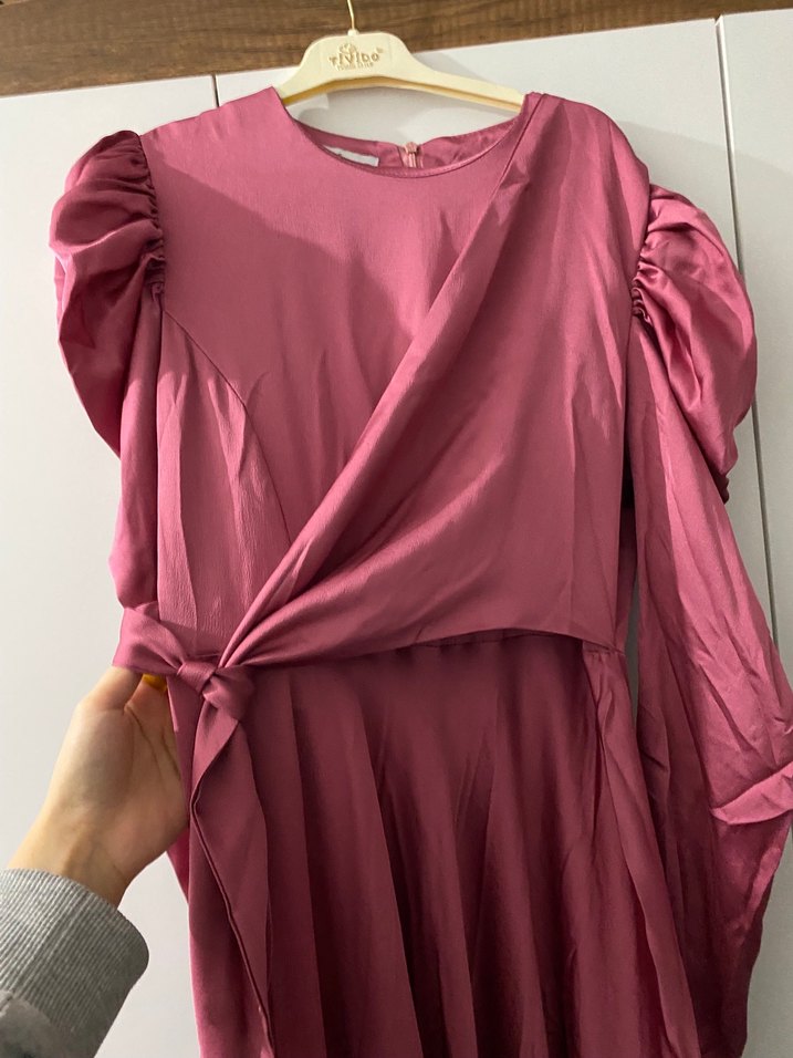 Pembe Uzun Drapeli Yüksek Yakalı Elbise - Görsel 5