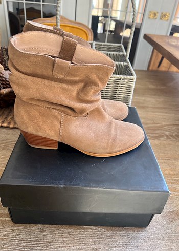 Russell & Bromley 37