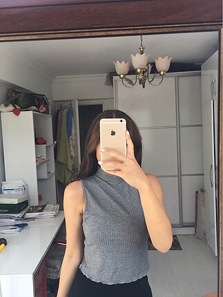 Yarım boğaz fırfır detaylı gri bluz