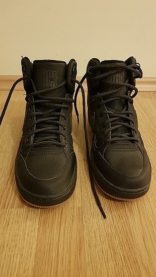 42 Beden siyah Renk Nike boğazlı spor ayakkabısı.