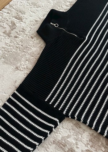 Siyah Beyaz Çizgili Kadın yakası fermuarli oversize Kazak - Görsel 3