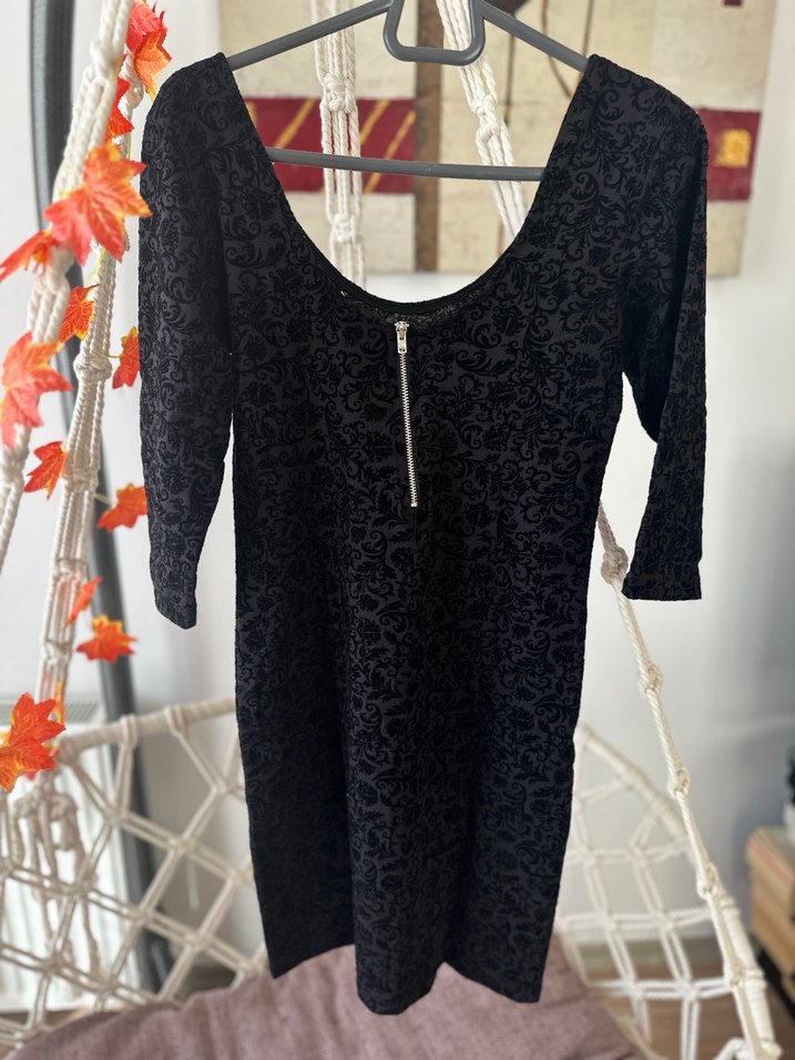 Siyah Dantel Detaylı Gotik V Yaka Elbise - Görsel 2