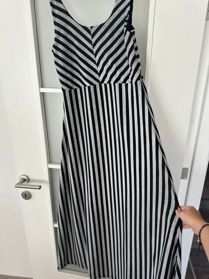 Gri Çizgili V Yakalı Uzun Elbise - Görsel 3