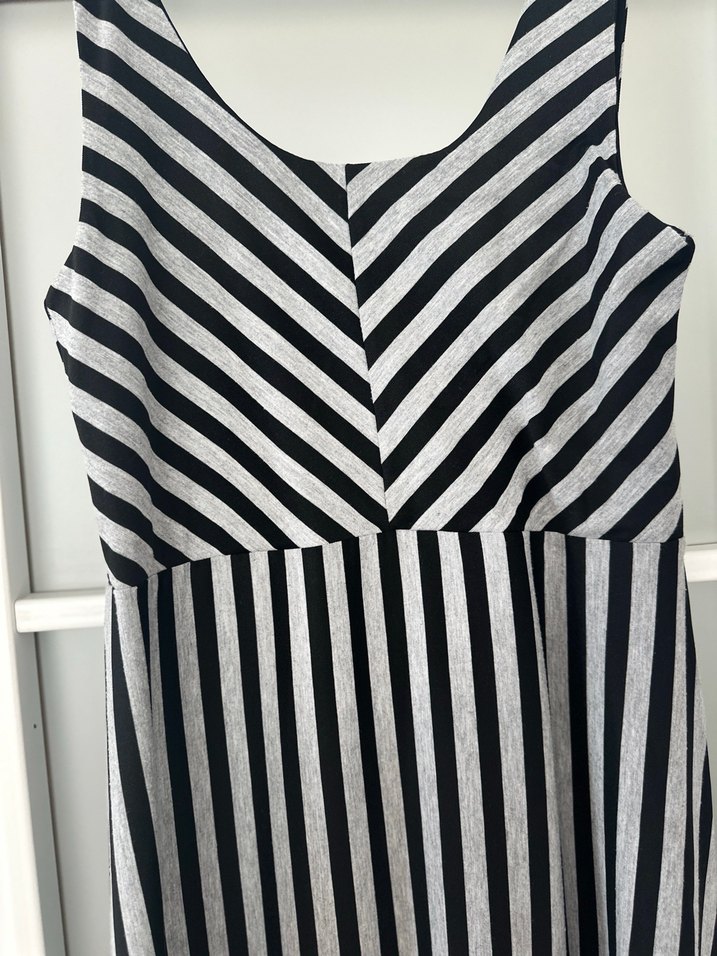 Gri Çizgili V Yakalı Uzun Elbise - Görsel 2