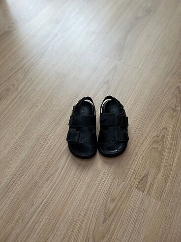 23 Beden siyah Renk Zara çocuk sandaleti