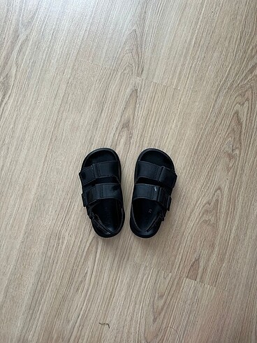 23 Beden Zara çocuk sandaleti
