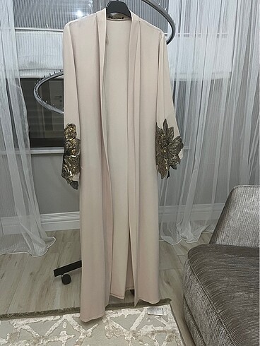 Pullu abaya corner markasına ait
