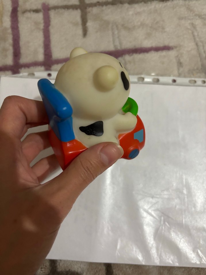 Renkli Oyuncak Araba ve İnek Figürü - Görsel 3