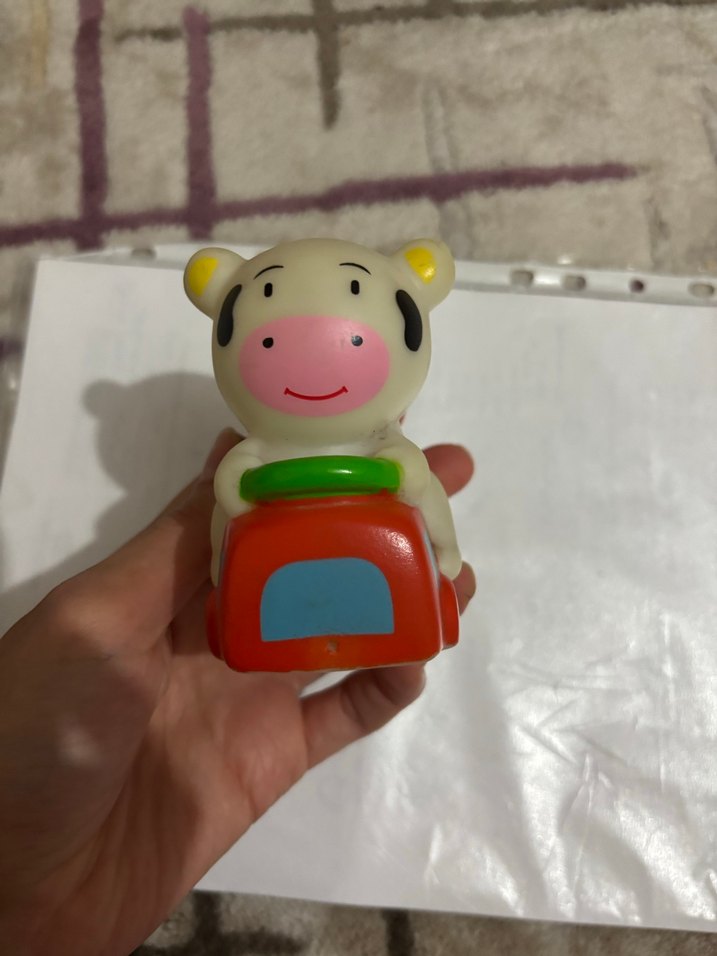 Renkli Oyuncak Araba ve İnek Figürü - Görsel 4