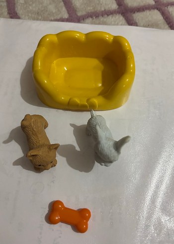 Sarı Koltuklu Köpek Figürleri ve Kemik Oyuncak - Görsel 4