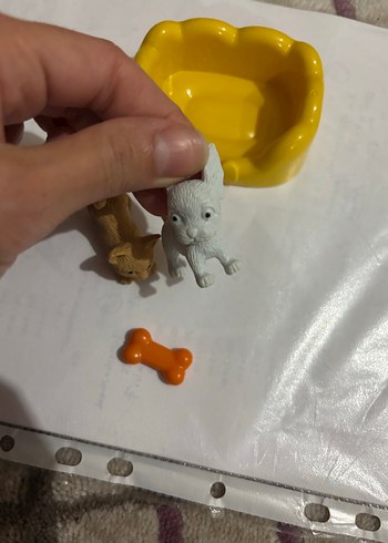 Sarı Koltuklu Köpek Figürleri ve Kemik Oyuncak - Görsel 3