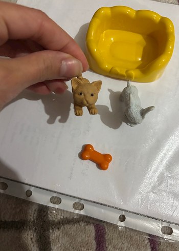 Sarı Koltuklu Köpek Figürleri ve Kemik Oyuncak - Görsel 2