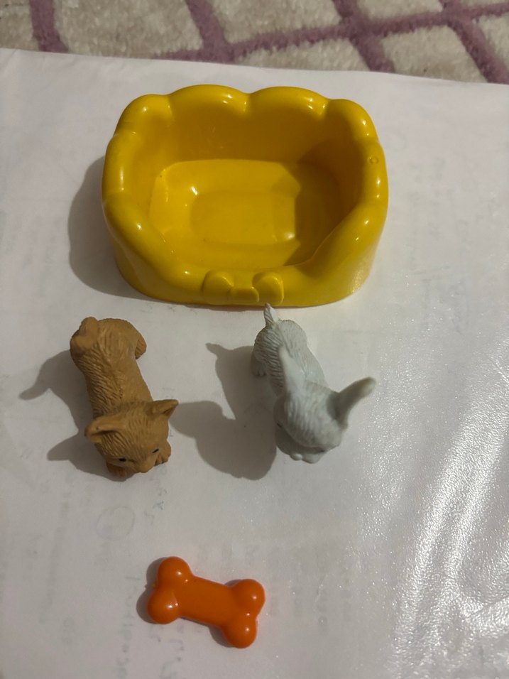 Sarı Koltuklu Köpek Figürleri ve Kemik Oyuncak - Görsel 4