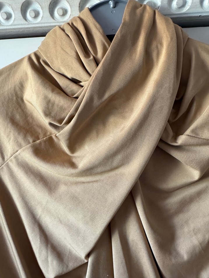 Drapeli Yaka Detaylı Bej Kadın Bluz - Görsel 2