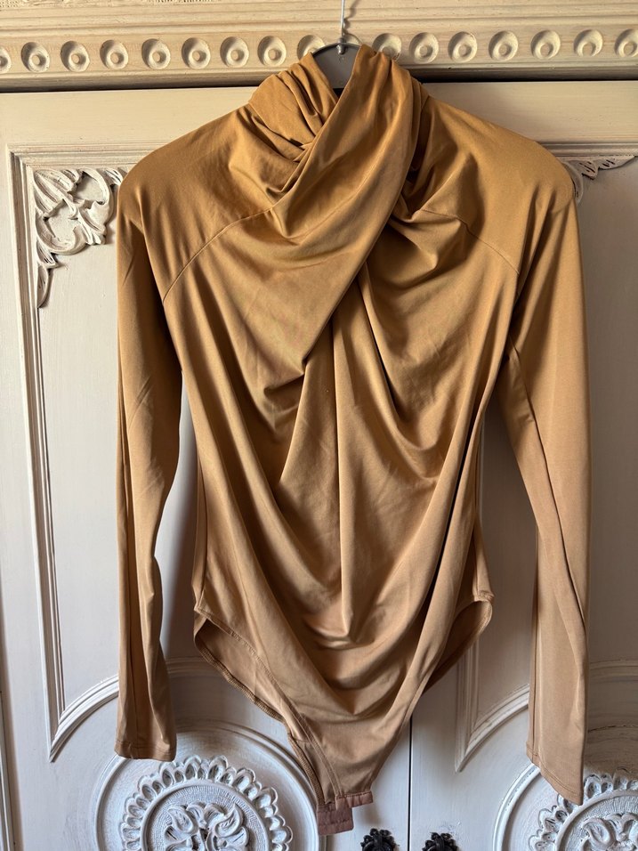 Drapeli Yaka Detaylı Bej Kadın Bluz - Görsel 3