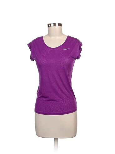 Nike T-shirt %70 İndirimli.