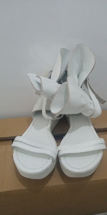 Beyaz sandalet 