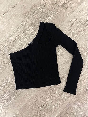 Bershka tek kol pencere detaylı bluz