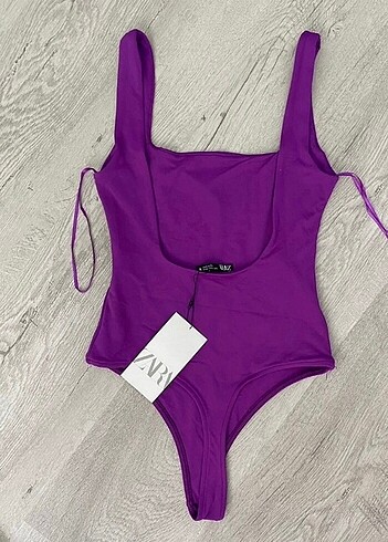Zara kare yaka sırt dekolteli bodysuit