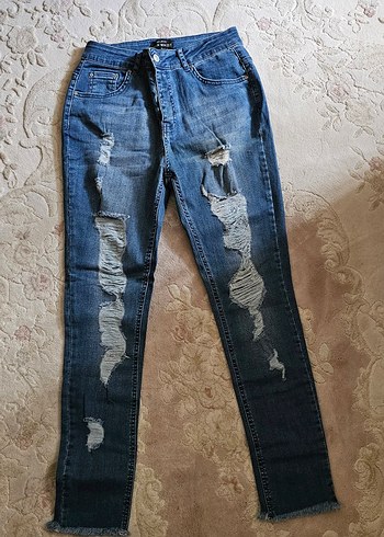Kadın Mavi Yırtık Kot Pantolon