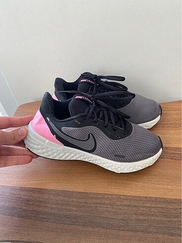 37,5 Beden Orjinal Nike Revolution