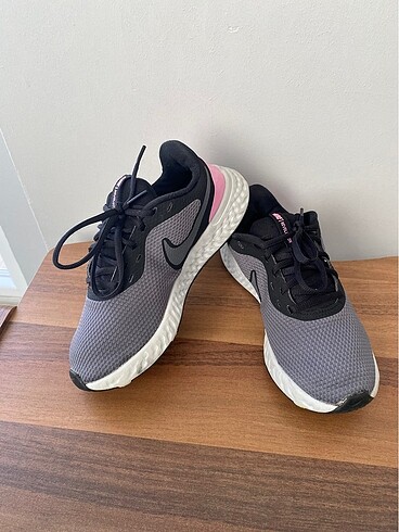 37,5 Beden gri Renk Orjinal Nike Revolution