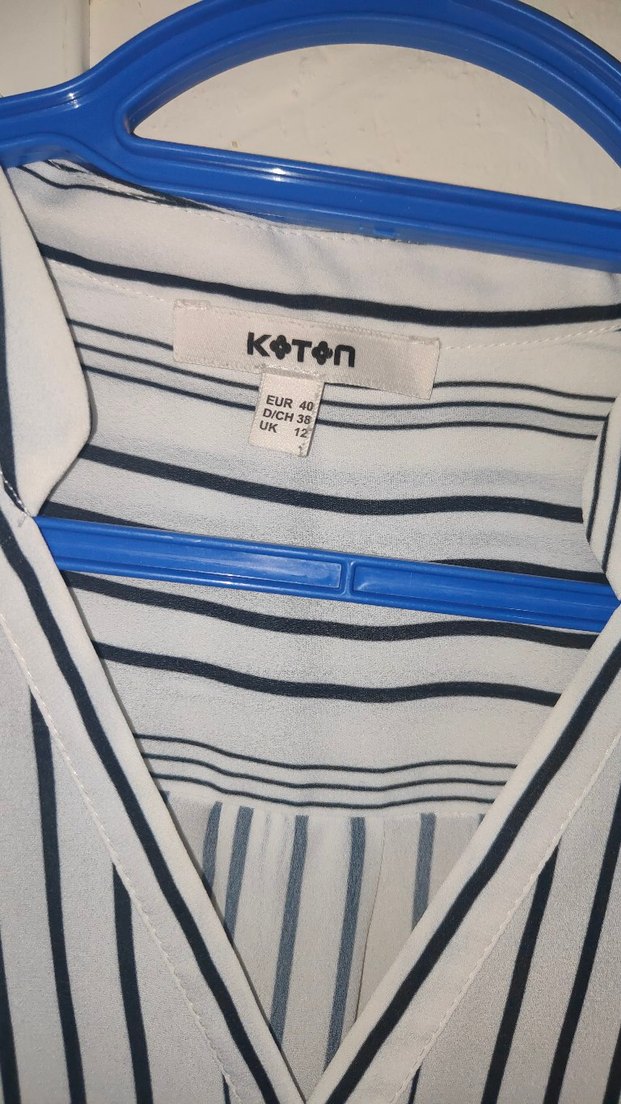 Çizgili V Yaka Kolsuz Bluz - Görsel 2