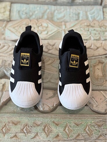 Adidas Spor Ayakkabı 5 kere bile Giyilmedi.