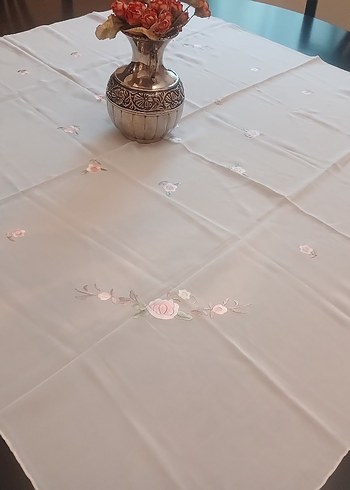 İpek demor kumaş üzerine pastel renkte çiçek işli masa örtüsü - Görsel 3