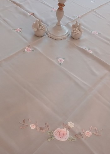 İpek demor kumaş üzerine pastel renkte çiçek işli masa örtüsü - Görsel 5