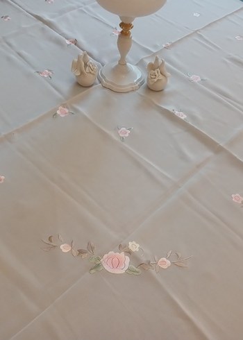 İpek demor kumaş üzerine pastel renkte çiçek işli masa örtüsü - Görsel 4