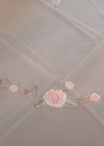 İpek demor kumaş üzerine pastel renkte çiçek işli masa örtüsü - Görsel 2