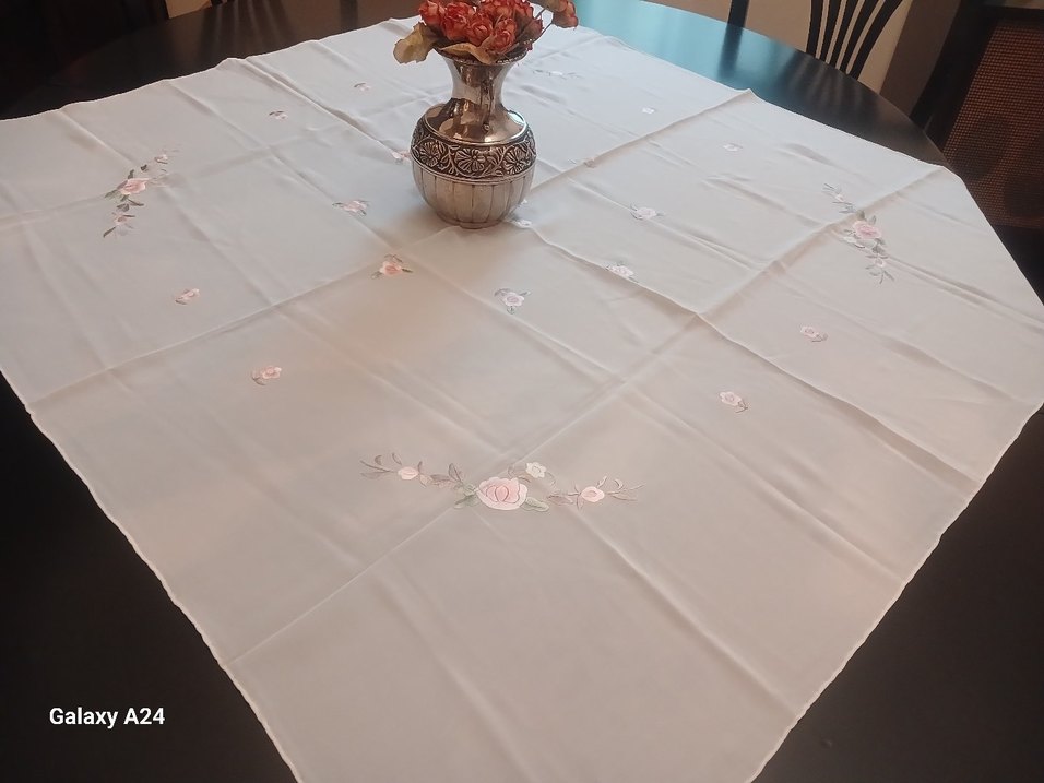 İpek demor kumaş üzerine  pastel renkte çiçek  işli masa örtüsü - Görsel 3