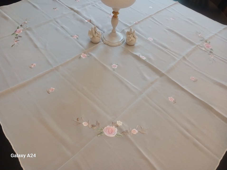 İpek demor kumaş üzerine  pastel renkte çiçek  işli masa örtüsü - Görsel 4
