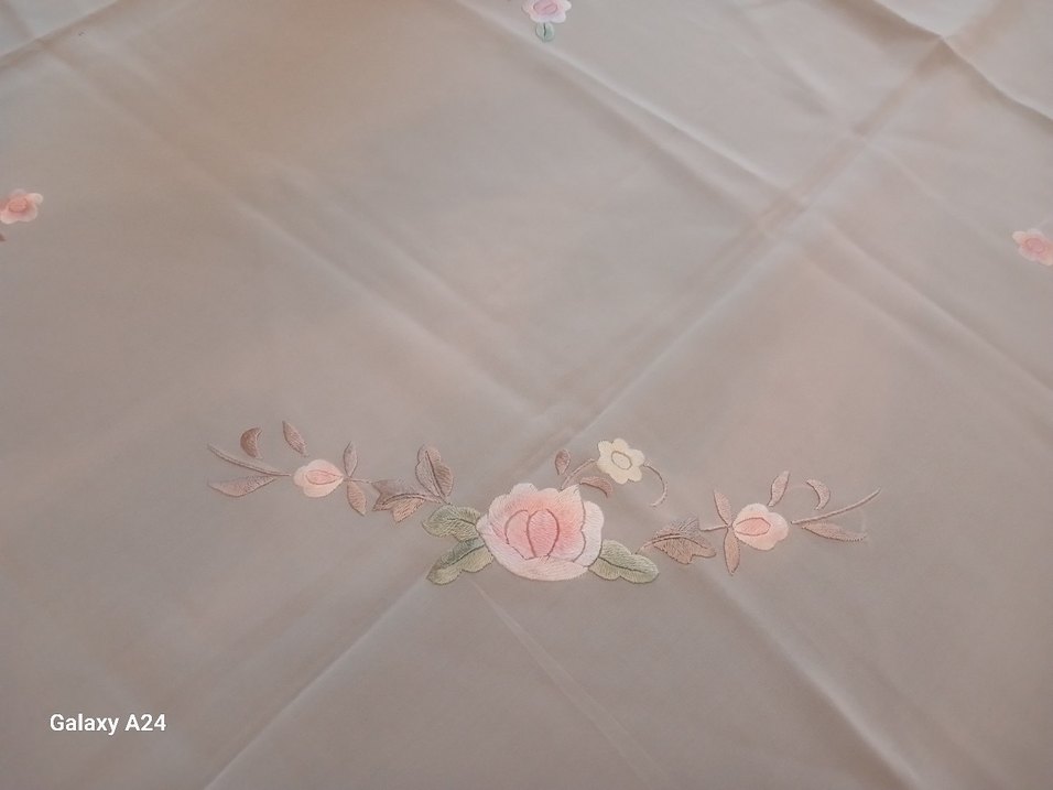 İpek demor kumaş üzerine  pastel renkte çiçek  işli masa örtüsü - Görsel 2