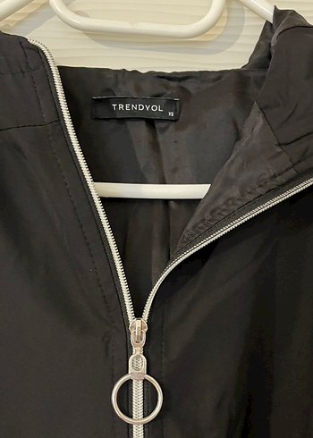 Siyah Kapüşonlu Yağmurluk - Görsel 4