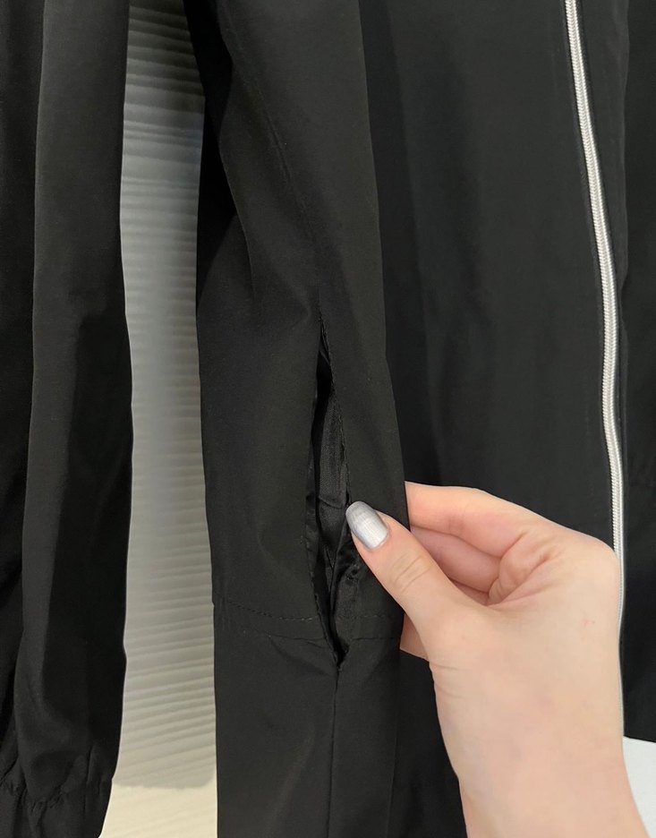 Siyah Kapüşonlu Yağmurluk - Görsel 3