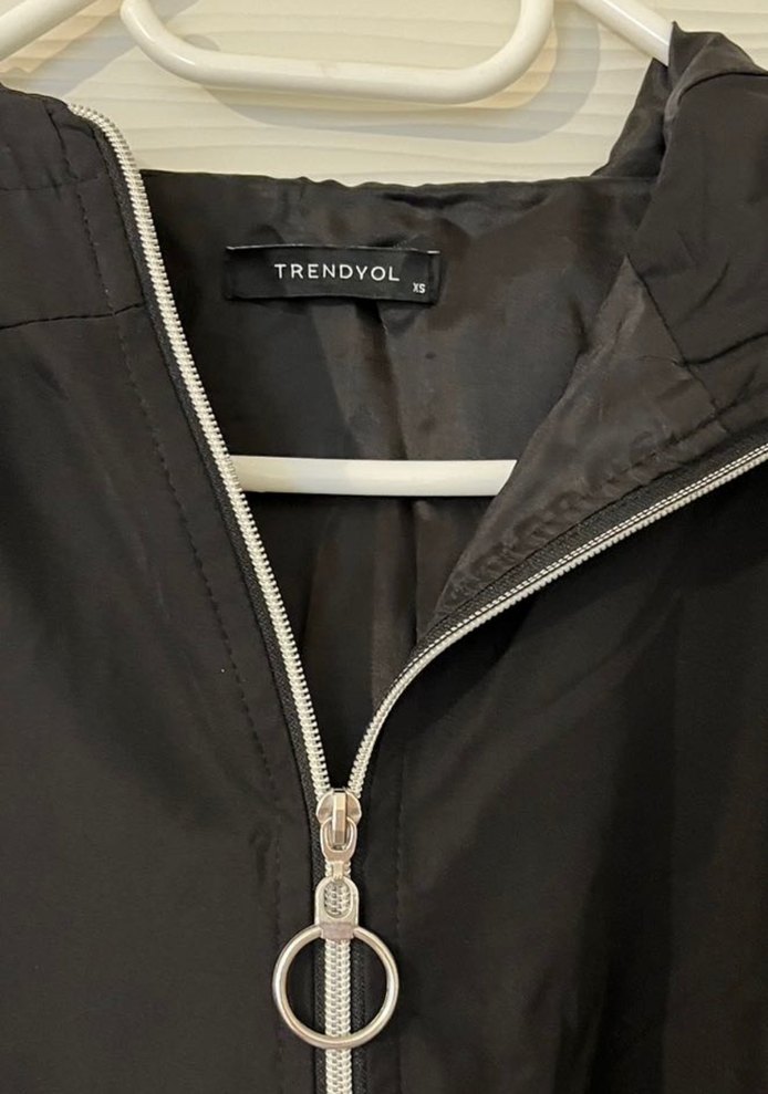 Siyah Kapüşonlu Yağmurluk - Görsel 4