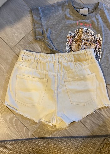 Kadın Gri Payetli Baskılı Tişört & Beyaz Denim Şort - Görsel 5