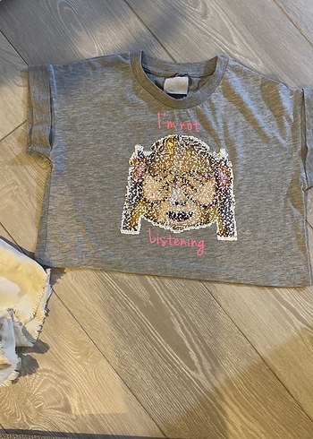 Kadın Gri Payetli Baskılı Tişört & Beyaz Denim Şort - Görsel 2