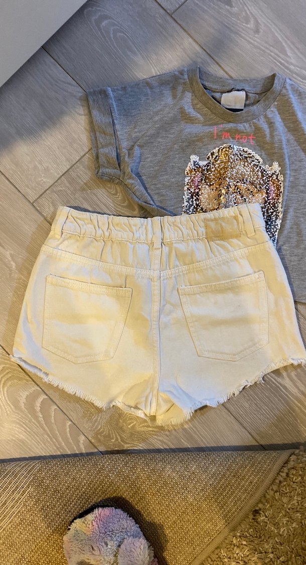 Kadın Gri Payetli Baskılı Tişört & Beyaz Denim Şort - Görsel 5