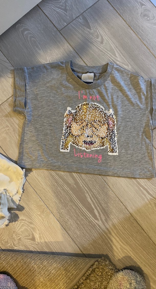 Kadın Gri Payetli Baskılı Tişört & Beyaz Denim Şort - Görsel 2