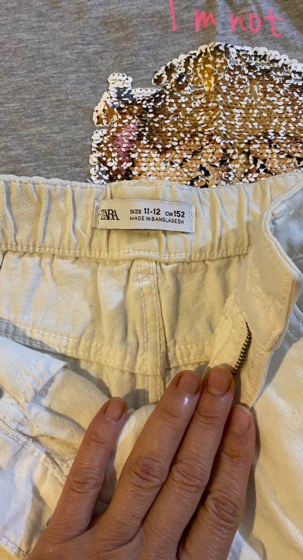 Kadın Gri Payetli Baskılı Tişört & Beyaz Denim Şort - Görsel 3