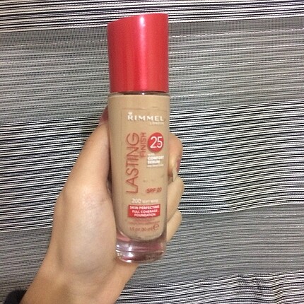 Rimmel london lasting finish fondöten