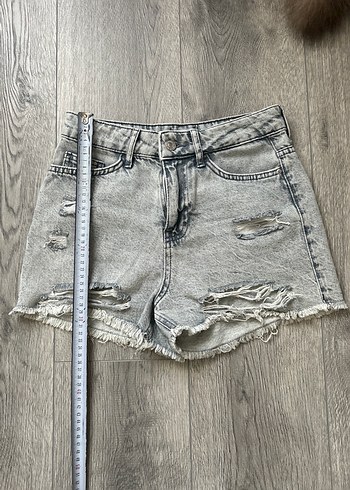 Gri Yıkamalı yırtık model Şort