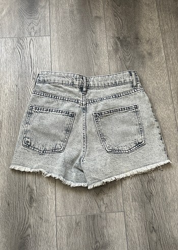 32 Beden gri Renk Gri Yıkamalı yırtık model Şort