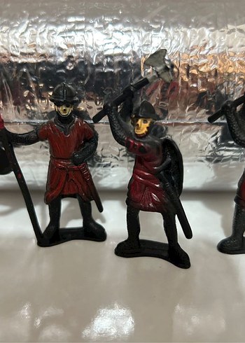 Kara Renkli Ortaçağ Savaşçı Figürleri