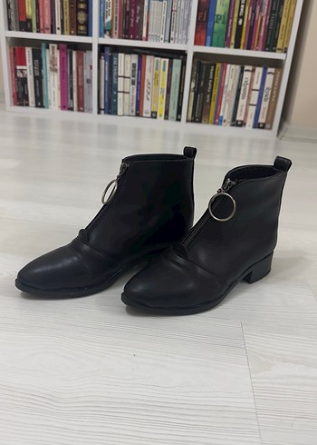Siyah Deri Tokalı Kadın Bot - Görsel 2